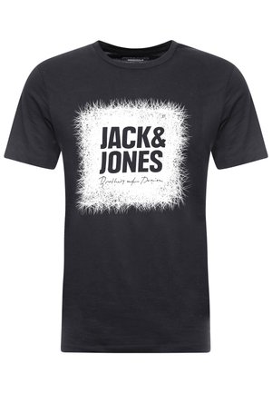 T-shirt noir à manches courtes avec un carré blanc aux bords piquants et le texte en gras "JACK & JONES" ainsi qu’un texte en italique plus petit "Brothers of Denim"