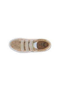 Sneaker beige con motivo a pois neri, tre cinturini in velcro beige, suola bianca e rivestimento interno marrone, visto dall'alto.