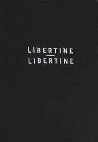 Černá látka s vyšitým textem "LIBERTINE" dvakrát v bílé barvě, s horizontální čarou mezi oběma výskyty slova.