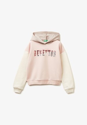 Sudadera rosa claro con mangas blancas, que presenta una capucha gris. En la parte frontal se muestra "BENETTON" en lentejuelas plateadas y rojas. Material suave de mezcla de algodón.