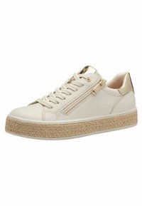 Baskets blanches en cuir avec une semelle tressée surélevée, des accents dorés et une fermeture éclair sur le côté. Elles sont dotées de lacets ronds et d'une texture lisse.