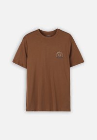 T-shirt marron en coton avec manches courtes, col rond, et un motif imprimé sur le côté gauche de la poitrine comprenant du texte et un détail graphique circulaire.