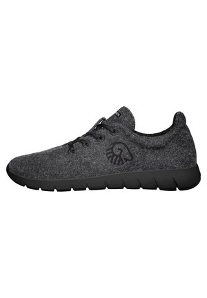 Ciemnoszary sneaker na sznurowadła z czarną podeszwą i czarnym logo owcy z boku, wykonany z miękkiego materiału przypominającego filc.