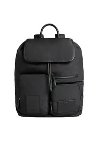 Zaino nero con due tasche frontali con zip, un copertura superiore, chiusura a cordoncino e un manico singolo su uno sfondo bianco.