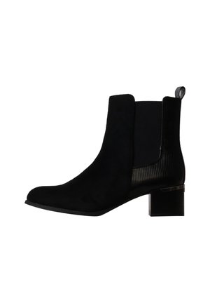 Bottine en daim noir avec petit talon bloc, panneau latéral élastique et languette à l'arrière pour faciliter l'enfilage.