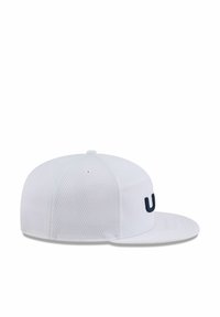 Weißer Baseballschläger mit strukturiertem Design, Netzstoff, flachem Schirm und einem navyblauen gestickten Logo auf der Vorderseite.