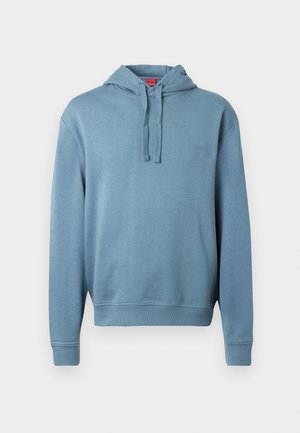 Mėlynas medvilninis džemperis su kapišonu, reguliuojamu raišteliu, siauru rankogalio ir apačios apvadu. Lygus paviršius ir paprastas dizainas su logotipo detale ant krūtinės.