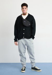 Nike Sportswear JOGGER   - Treniņtērpa apakšdaļas - light pumice
