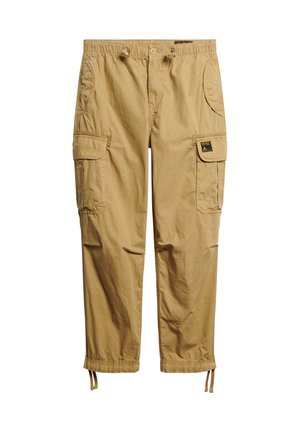 Beige cargo bukser med elastisk talje, to sidelommer og to cargolommer. Materialet virker let og har en glat tekstur.