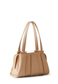 Beige Lederhandtasche mit strukturiertem Design, featuring plissierte Seiten, goldfarbene Hardware, zwei obere Griffe und Reißverschluss.