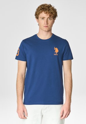 T-shirt in cotone blu a maniche corte con un logo ricamato arancione sul petto e il numero "3" sulla manica sinistra. Texture liscia.