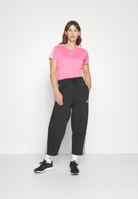 adidas Sportswear ESSENTIALS 3-STRIPES OPEN HEM FLEECE - Pantaloni de trening - black/white