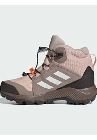 Svijetlo ružičaste i smeđe planinarske čizme s mrežastim gornjim dijelom, gumenim vrhom i bijelim trakama. Imaju dizajn s vezivanjem i teksturiranu potplat.