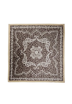 Kvadratisk tørklæde med brunt leopardprint baggrund og hvide paisley- og blomsterdekorative mønstre i midten og på kanterne.