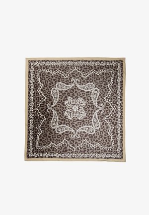 Kvadratisk tørklæde med brunt leopardprint baggrund og hvide paisley- og blomsterdekorative mønstre i midten og på kanterne.