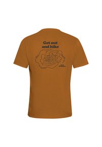 T-shirt marron avec un motif graphique noir au dos, comportant le texte "Sors et randonne" et une illustration d'une carte en contours.