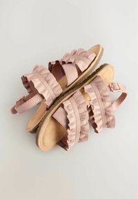 Rosa Ledersandalen mit gerafften Riemen, einer verstellbaren Schnalle und einer strukturierten Sohle. Flaches Design, geeignet für die Freizeit.