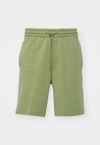Pantalones cortos de mezcla de algodón verde con una cintura elástica, cordón ajustable, bolsillos laterales y textura suave, que presentan un diseño simple y flexible.