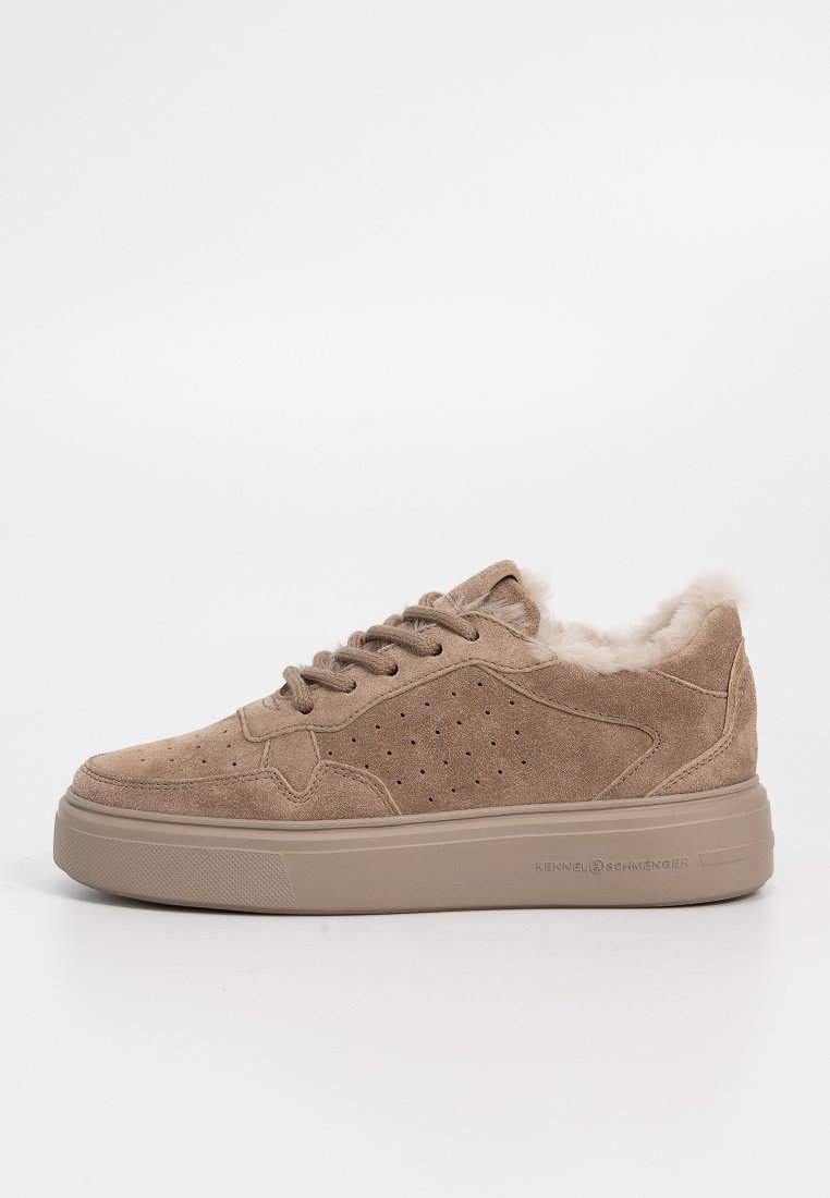 Beige Wildlederschuh mit perforierten Seiten, beiger Gummisohle, Schnürung vorne und flauschigem Futter im Kragen.