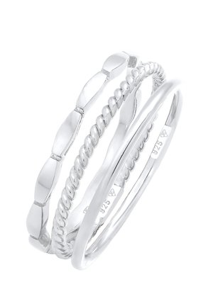 Trois anneaux entrelacés en argent sterling avec différentes textures, comprenant lisse, torsadé et formes géométriques, estampillés des poinçons "925".