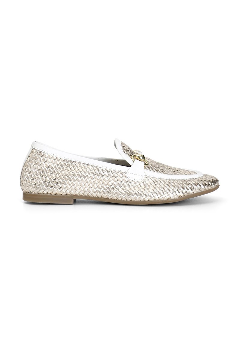 Mocassino in pelle intrecciata beige chiaro con rifiniture bianche, dettaglio della fibbia dorata e suola sottile marrone, mostrato in vista laterale.