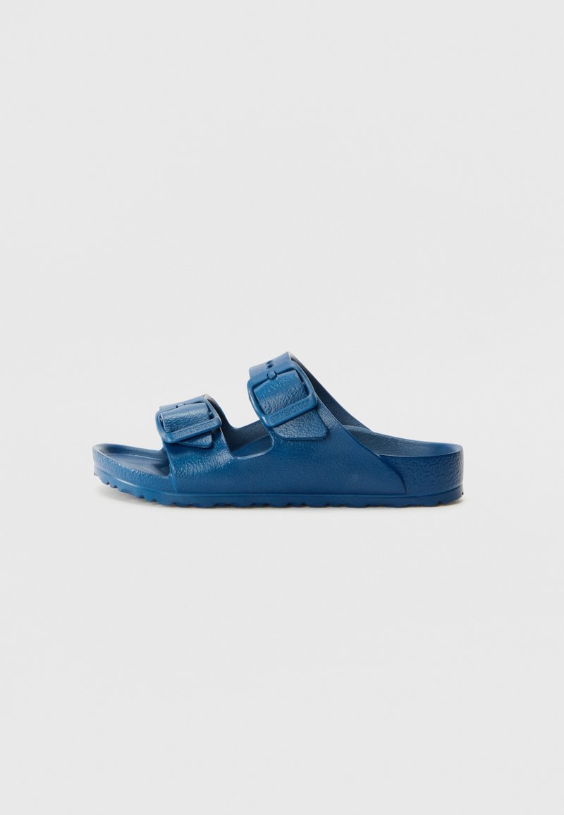 Chinelas azuis de sapato, feitas de material sintético texturizado, apresentando duas correias ajustáveis com fivelas de metal e uma sola acolchoada.