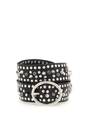 Cintura in pelle nera con borchie e spuntoni argentati, dotata di una fibbia metallica circolare. Il design include accenti testurizzati alternati.