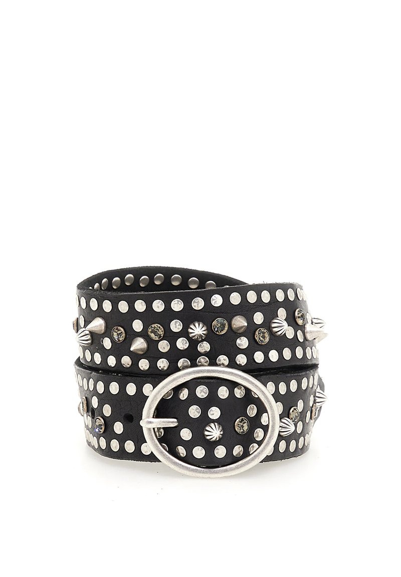 Cintura in pelle nera con borchie e spuntoni argentati, dotata di una fibbia metallica circolare. Il design include accenti testurizzati alternati.