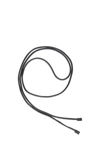 Czarny płaski sznur ze dwoma końcami, o gładkiej, elastycznej fakturze i zaokrąglonych końcówkach. Długość umożliwia wszechstronne zastosowanie w różnych sytuacjach.
