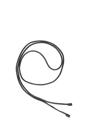 Czarny płaski sznur ze dwoma końcami, o gładkiej, elastycznej fakturze i zaokrąglonych końcówkach. Długość umożliwia wszechstronne zastosowanie w różnych sytuacjach.