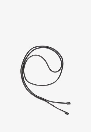 Czarny płaski sznur ze dwoma końcami, o gładkiej, elastycznej fakturze i zaokrąglonych końcówkach. Długość umożliwia wszechstronne zastosowanie w różnych sytuacjach.