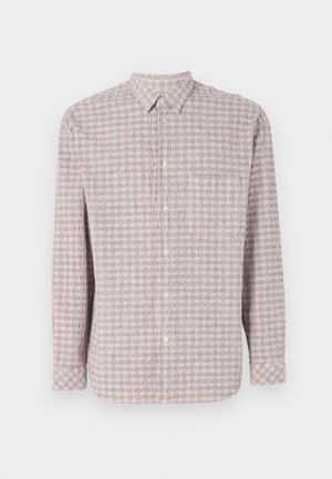 Pikad varrukad, nupuväärisega särk heleses värvuses, millel on tekstureeritud ruuduline muster. Puuvillane kangas, klassikaline krae ja nööbiga sulgemine.