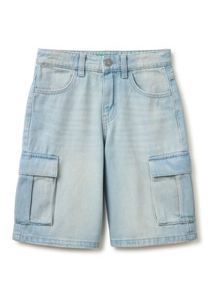 Hellblaue Denim-Cargoshorts mit Frontknopf, Reißverschluss, Gürtelschlaufen, zwei Fronttaschen und seitlichen Klappentaschen.