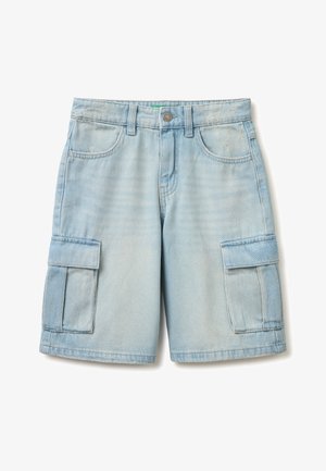 Jasnoniebieskie spodenki cargo z denimu z przednim guzikiem, suwakiem, szlufkami na pasek, dwoma przednimi kieszeniami i bocznymi kieszeniami z patkami.