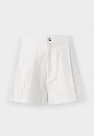 Weiße Leinen-Shorts mit flachem Bund, gefälteltem Vorderdesign und einem metallischen Logo-Detail in der Mitte vorne.