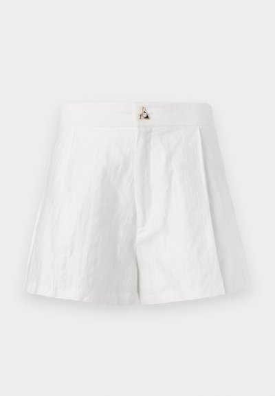Valged linased shorts, millel on lame vöökoht, pleeditud esikujundus ja metalliklogo aktsent keskel.