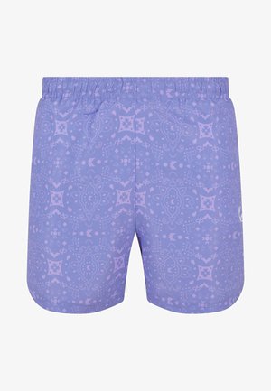 Pantalones cortos morados con un patrón intrincado de un morado más claro. Cintura elástica y una textura suave. Sin bolsillos ni herrajes visibles.