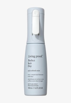 Bouteille pulvérisatrice gris clair de Living Proof Perfect Hair Day spray rafraîchissant coiffure avec un embout blanc, 148 ml, pour remodeler les cheveux entre les lavages.