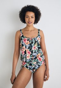 Virágmintás fürdőruha szett fekete alapon, színes hibiszkusz és levélmintákkal. Ujjatlan felső, állítható megkötőkkel a csípőnél és ráncolt derékkal.