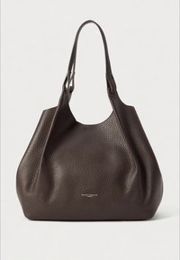 Borsa tote in pelle marrone con trama, manici larghi e curvi e design morbido. Presenta un logo del marchio argentato sulla parte anteriore.