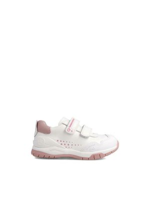 Zapatilla deportiva blanca para niños con acentos en rosa, hecha de material sintético. Presenta tiras de Velcro y una suela de goma texturizada con perforaciones.
