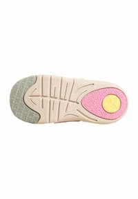 Suola della scarpa in beige chiaro con accenti rosa e gialli. Presenta pattern testurizzati e scanalature per una migliore aderenza. Punta arrotondata e design flessibile.