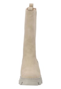 Bota de cuero beige hasta la rodilla con una textura suave, costuras mínimas y una suela gruesa con surcos definidos para tracción.