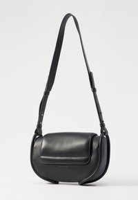 Borsa a spalla in pelle nera con design curvo, patta frontale piatta, tracolla regolabile e dettagli di cucitura discreti. Texture liscia.