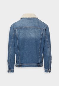 Chaqueta vaquera con lavado azul claro, con cuello de piel sintética, puños abotonados y dos bolsillos laterales. Diseño clásico con detalles de costura.