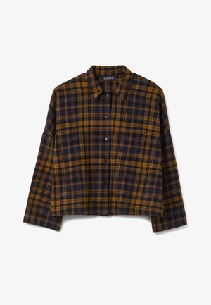 Korte flanellen blouse in een bruin- en marineblauw geruit patroon, met een knoopsluiting aan de voorkant en een klassieke kraag. Gemaakt van zacht materiaal met een licht gestructureerde afwerking.