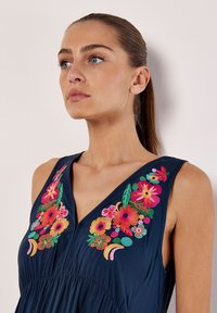 Apricot EMBROIDERED BLOOMS SWING - Ranta-asusteet - navy