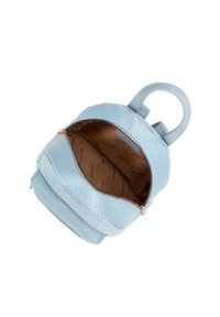 Světle modrý batoh s texturovaným povrchem, dvojitými zipovými přihrádkami a hardwarem v zlatém tónu. Interiér má kontrastní hnědou podšívku.