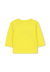 T-shirt à manches longues jaune en coton, avec un décolleté rond et une coupe droite. Texture lisse sans motifs ni accents visibles.