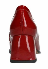 Chaussure à talon bloc en cuir verni rouge avec une finition lisse et brillante. Bout arrondi et détails de couture subtils le long du talon. Semelle noire.